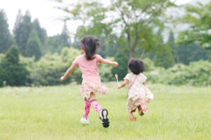 草原と子ども